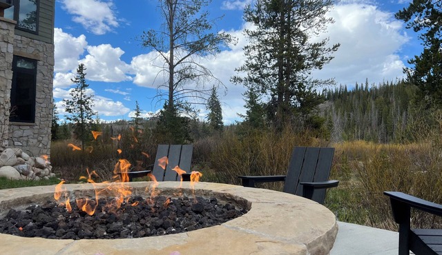 Timber Fox modern 1-bedroom condo in downtown Winter Park with WiFi, AC, hot tub