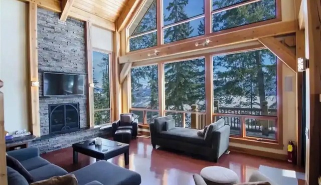 Timber frame chalet with vaulted ceiling and great views ,ski in ski out