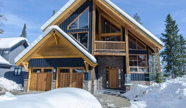 Timber frame, vaulted ceiling chalet with views!