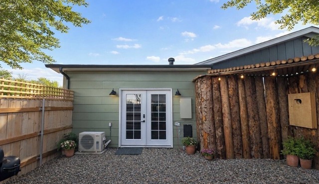 Timber Haven - 1 bedroom apt with private yard