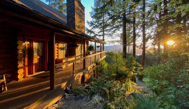 Timber Lodge Log Home, 10 Person Theater Room, Hot Tub, Pool Table, Ocean Views!