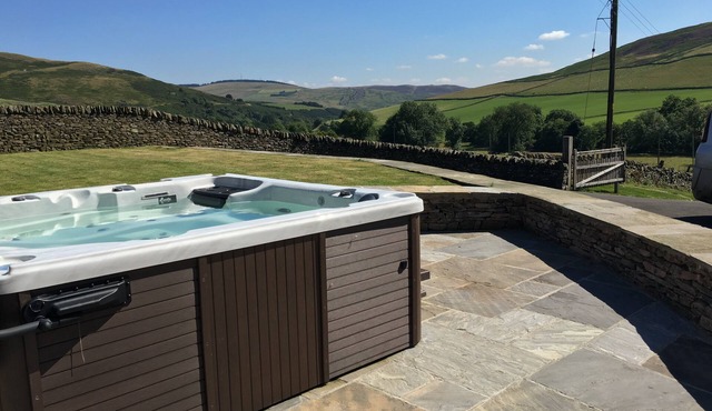 TIME - Charming Countryside Barn Conversion with Hot Tub & Scenic Views