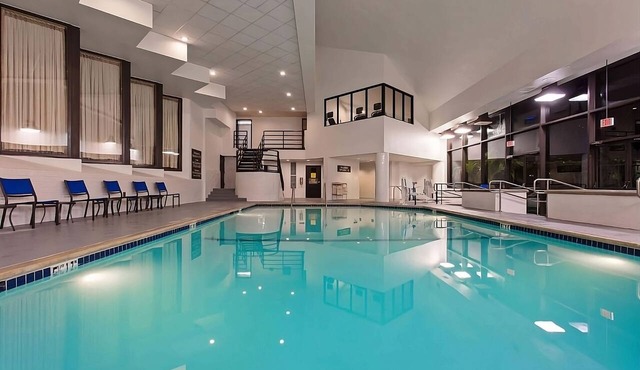 Time for a Delightful Getaway! Airport Shuttle, Pool & Jacuzzi, Pet Friendly