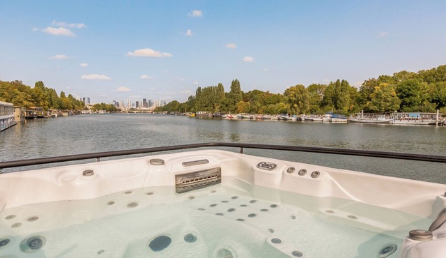 Timeless barge in Paris sauna-hammam jacuzzi