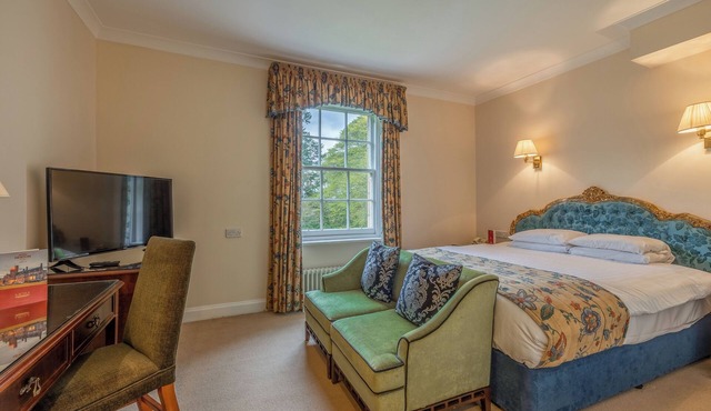 Timeless Escape by Nairn Beach with Golf Views & Vintage Flair