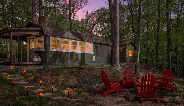 Tiny Cabin w Fire Pit Game Room and Dog Friendly