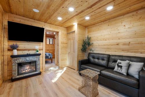 Tiny Elk Cabin - 1BR Wilderness Retreat Near Grand Canyon w Outdoor Fireplace