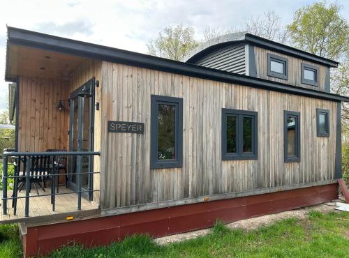 Tiny Haus roter Wagen