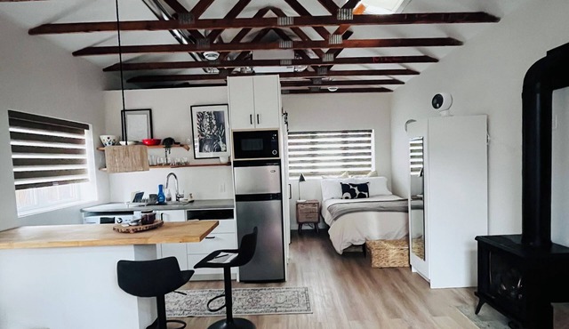 Tiny home in the heart of the city. Private patio and pet friendly