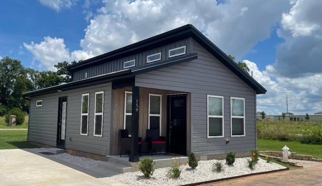 Tiny Home near MTB Trails, Wal-Mart HQ, Sleeps 6