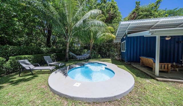 Tiny home w/Pool, Backyard, Parking, BBQ, Kitchen & more in Playa Potrero