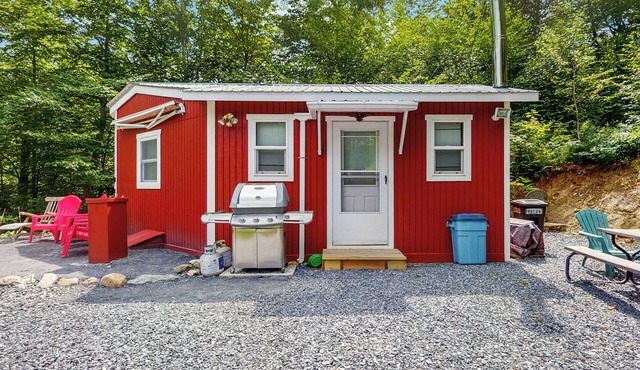 Tiny House at Sugarbush North: Adventure Hub!