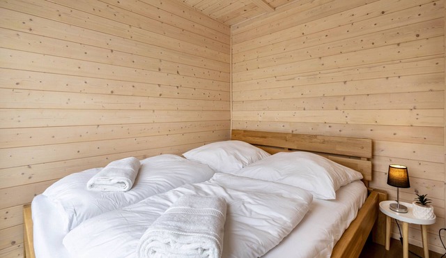 Tiny House ‘Ditmar’ with direct lake view, terrace, sauna and direct access to the lake