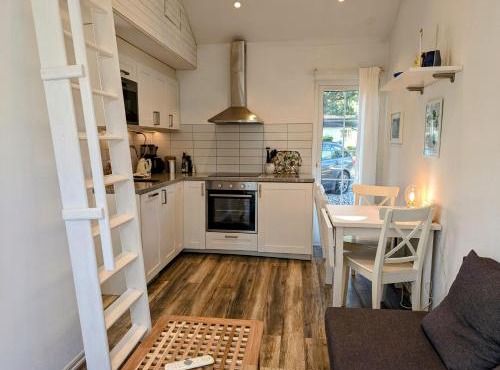 Tiny house for four 200 m from beautiful white sandy beach and 20 min from Malmö - with internet, Netflix and parking included