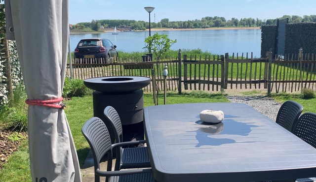 Tiny House Holland by the lake. A quiet, comfortable break on the beach by the water.
