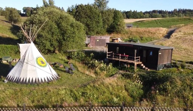 Tiny House mit Indianerzelt und Lagerfeuer im Harz