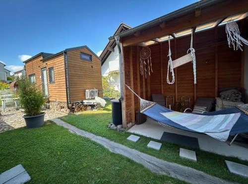 Tiny House mit Saunafass und Garten