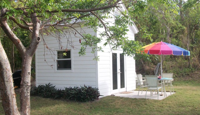 Tiny House Vacation, Bayfront with private beach area! On two secluded acres!