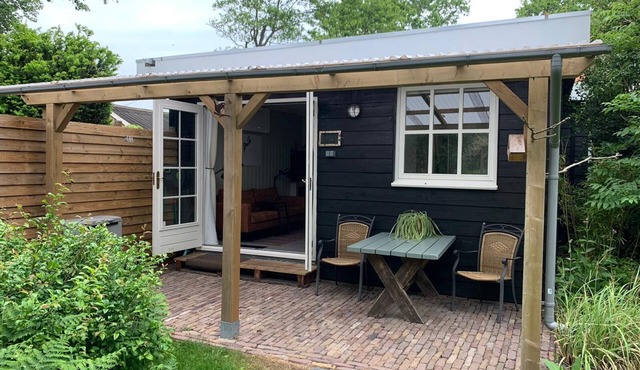 Tiny house with private green garden near beach
