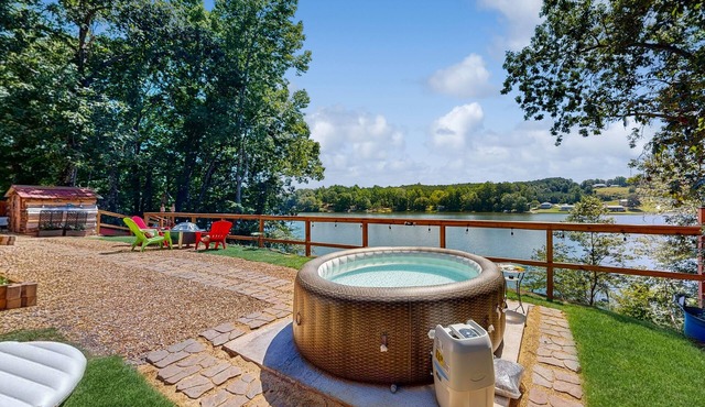 Tiny House with wifi, private W/D, lake views + dog friendly