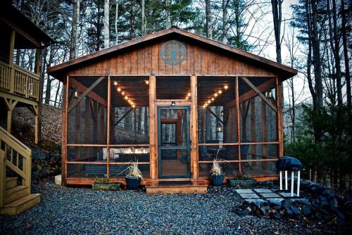 Tiny Luxury Getaway: Cabin in Todd, North Carolina with Hot Tub, Scenic Views, and Lounge Perfection