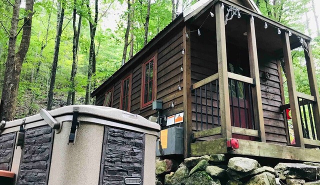 Tiny Owl cabin- Tranquil Forest Retreat with Hot Tub and Creekside Setting
