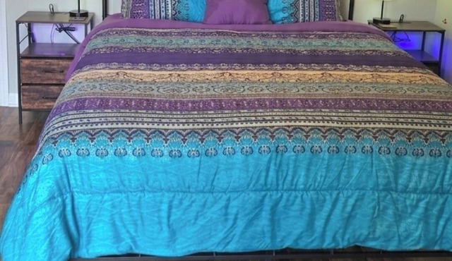 Tiny Palace: 1-Bedroom Apartment, 30+ day stay. Pet-friendly, Pool, Washer-Dryer