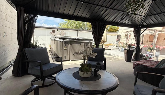 Tiny place w private hot jacuzzi 7 min to Miami international airport