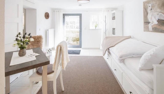 Tiny vacation apartment at the city park with small outdoor seating area