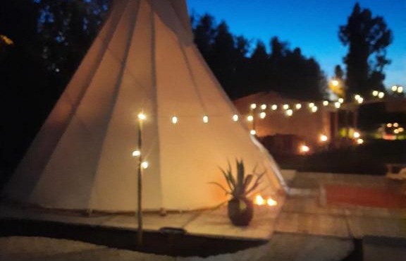 Tipi Marie met hotutub in de tuin