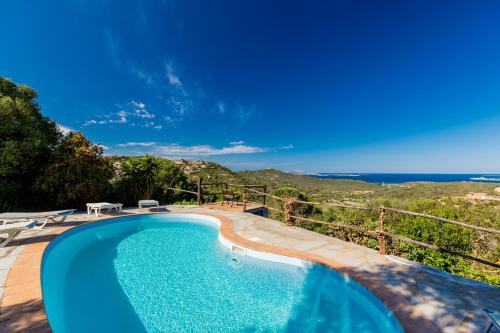 Tipica Casa Sarda con Piscina Privata e Vista Mare