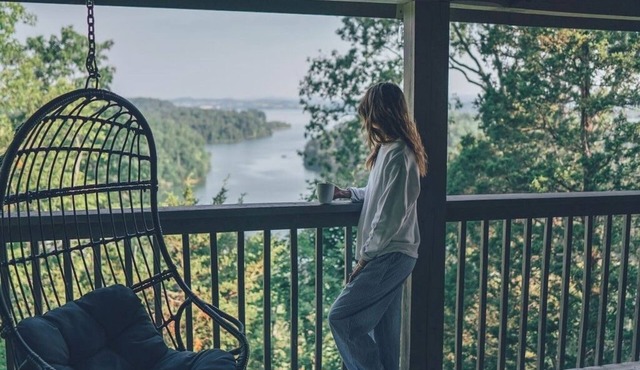 Tippy Canoe Cabin: Lake views & Hot Tub