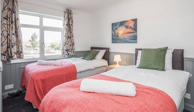 TMS Spacious 3-Bed House! Tilbury! Free parking!
