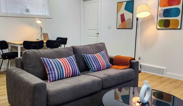 TNC Stays Luxurious Modern Suite - 85inch TV, Private Entrance in Calgary South
