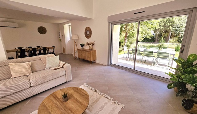 To the sound of water, garden side