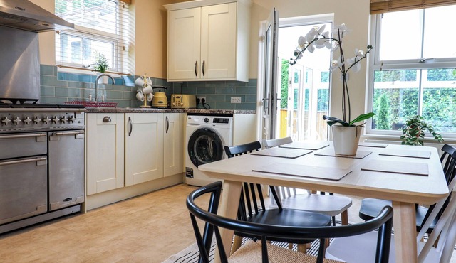 TOAD HALL COTTAGE, pet friendly, country holiday cottage in West Hill