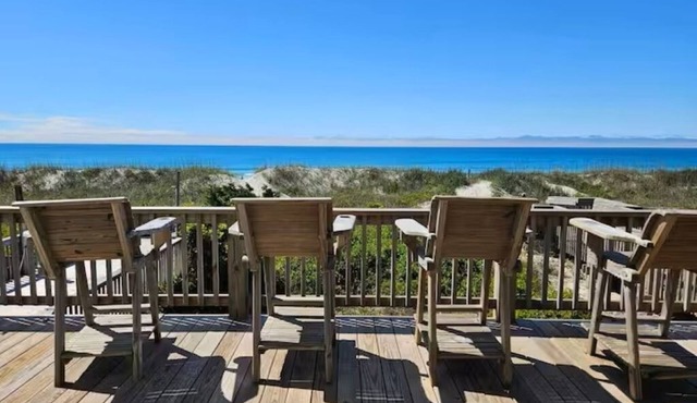 Toes in the Sand 🏖 Drink in Hand! 2 Decks, Views throughout, Great location!
