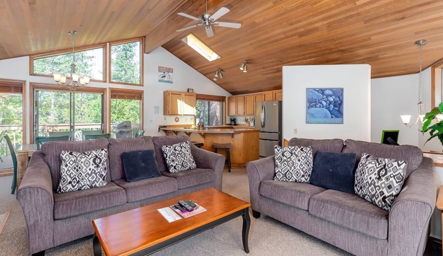 TOKA32 - Light and Bright Home, Bikes, A/C, Large Deck, Quiet Sunriver Setting