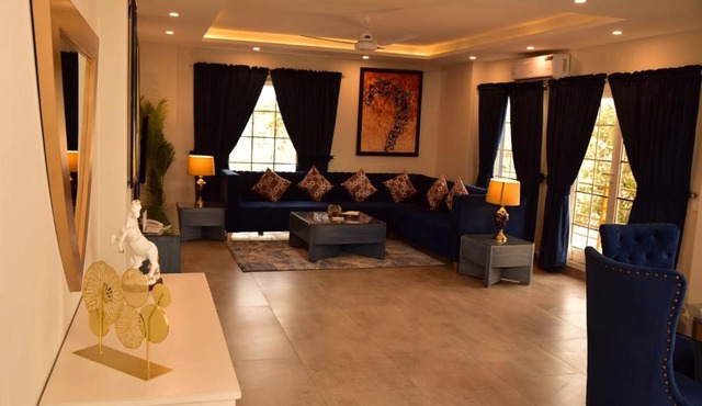Tom's Luxury Hotel