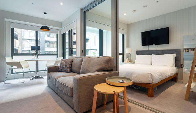 Toodle's Pristine inner-city nest with carpark