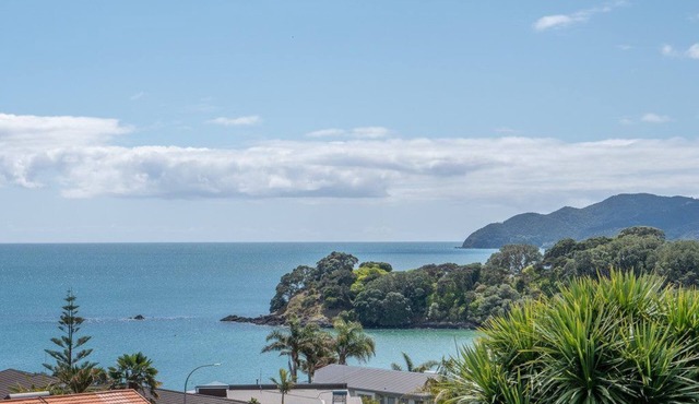 Top Apartment with Sea Views & Beach Access