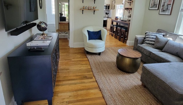 Top Deck- Upscale Downtown 2 BR w/private fenced yard & garage parking