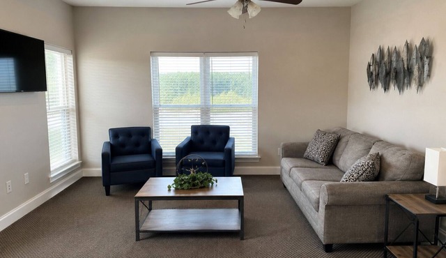Top Floor · 3BR 2BA · King Beds · Near Shipyard