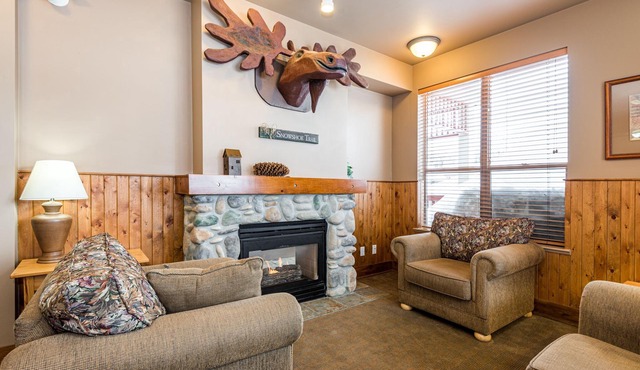 Top-Floor Quiet Corner Creekside Condo - Mountain Views