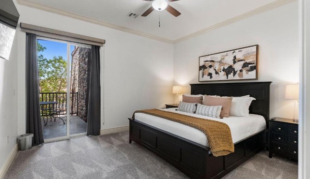 Top-Floor Desert Oasis - Balcony Fireplace Jacuzzi