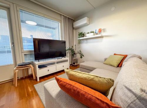 Top floor flat with sauna, A/C & free parking