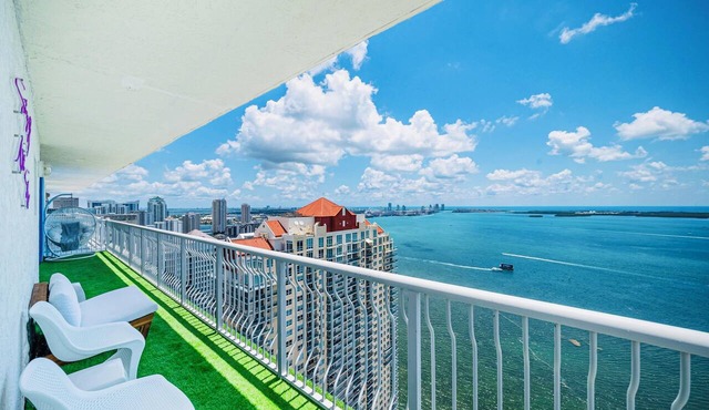 Top Floor Front Facing Penthouse Overlooking The Whole of Miami