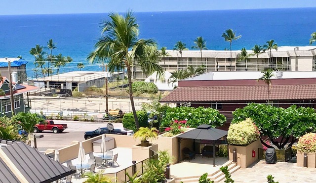 Top floor, Ocean view! Very quiet 1 bed/2 bath.