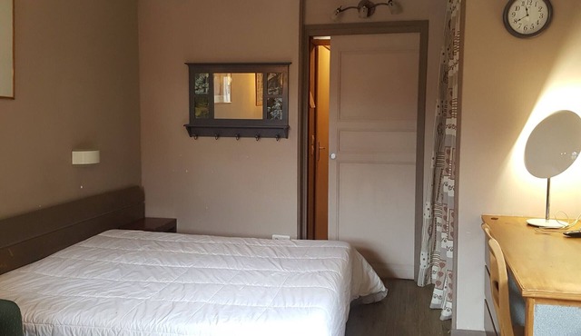 Top floor studio with balcony, parking & WiFi, pets allowed