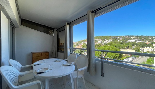 Top-Floor Studio with Veranda, Parking, and Elevator Near Sète Beach